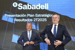 El consejero delegado del Sabadell, César González-Bueno (d), y el director financiero, Sergio Palavecino (i), durante la presentacion de sus resultados financieros semestrales, que dan beneficio neto récord de 975 millones de euros, un 23,3 % más que en el mismo periodo del año anterior, así como un nuevo plan estratégico hasta 2027. EFE/Alejandro García