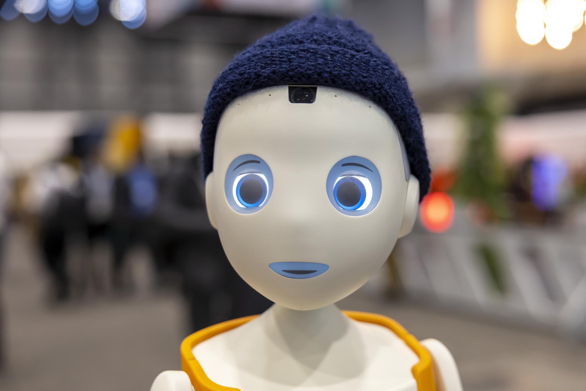 Navel, un robot social de navel robotic, durante la Cumbre sobre Inteligencia Artificial para el Bien Común que empezó este martes en Ginebra, Suiza. EFE/EPA/SALVATORE DI NOLFI