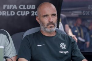 El entrenador del Chelsea, Enzo Maresca, observa durante el partido de la Copa Mundial de Clubes de la FIFA 2025 entre Fluminense FC y Chelsea FC en East Rutherford, Nueva Jersey, (EE.UU.). EFE/JUSTIN LANE