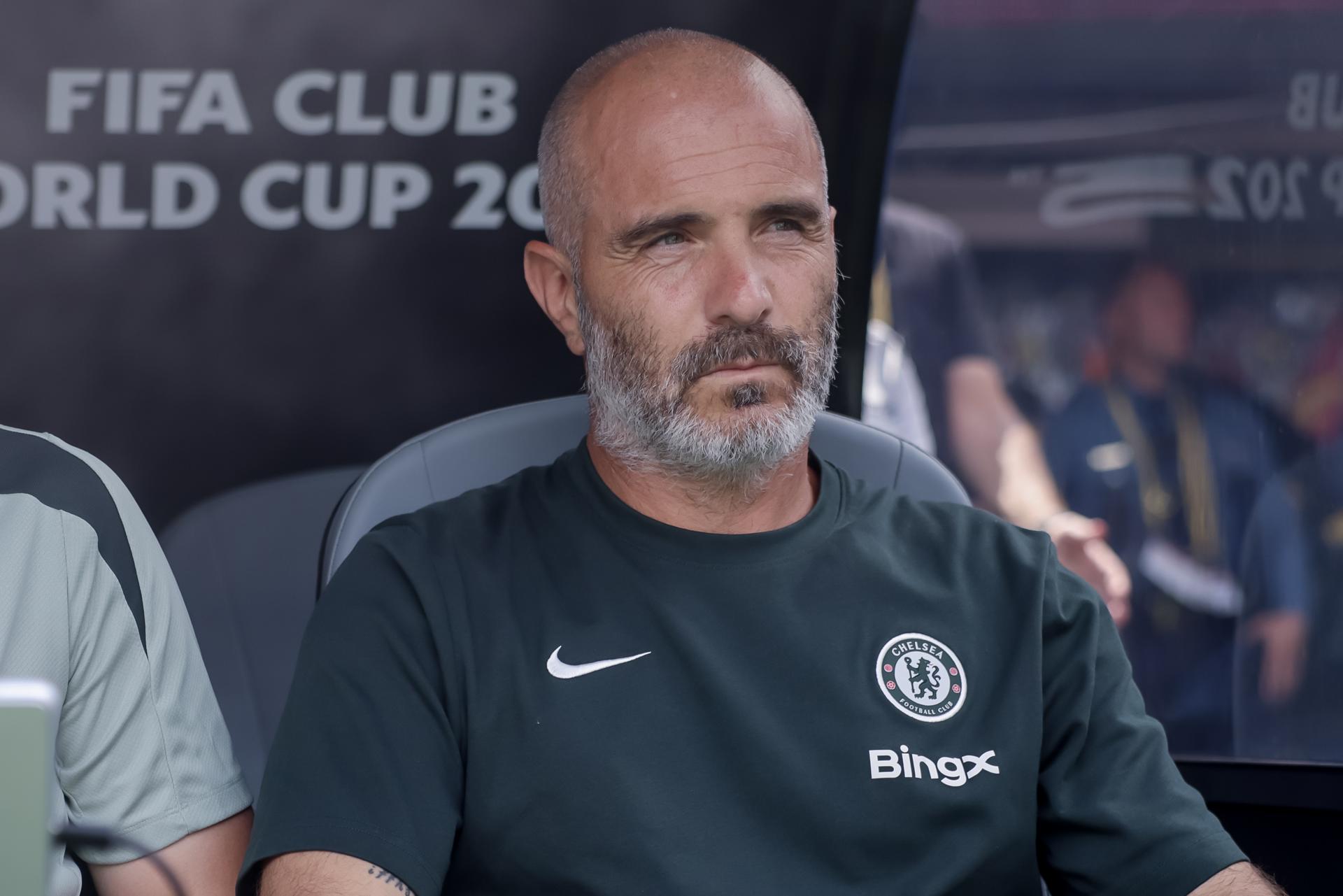 El entrenador del Chelsea, Enzo Maresca, observa durante el partido de la Copa Mundial de Clubes de la FIFA 2025 entre Fluminense FC y Chelsea FC en East Rutherford, Nueva Jersey, (EE.UU.). EFE/JUSTIN LANE