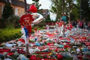 Fotografía que muestra varios objetos durante un homenaje al futbolista Diogo Jota este jueves, a las afueras del estadio de Anfield en Liverpool (Gran Bretaña). Jota falleció en un accidente de tráfico en España junto con su hermano André Silva. EFE/EPA/ Adam Vaughan