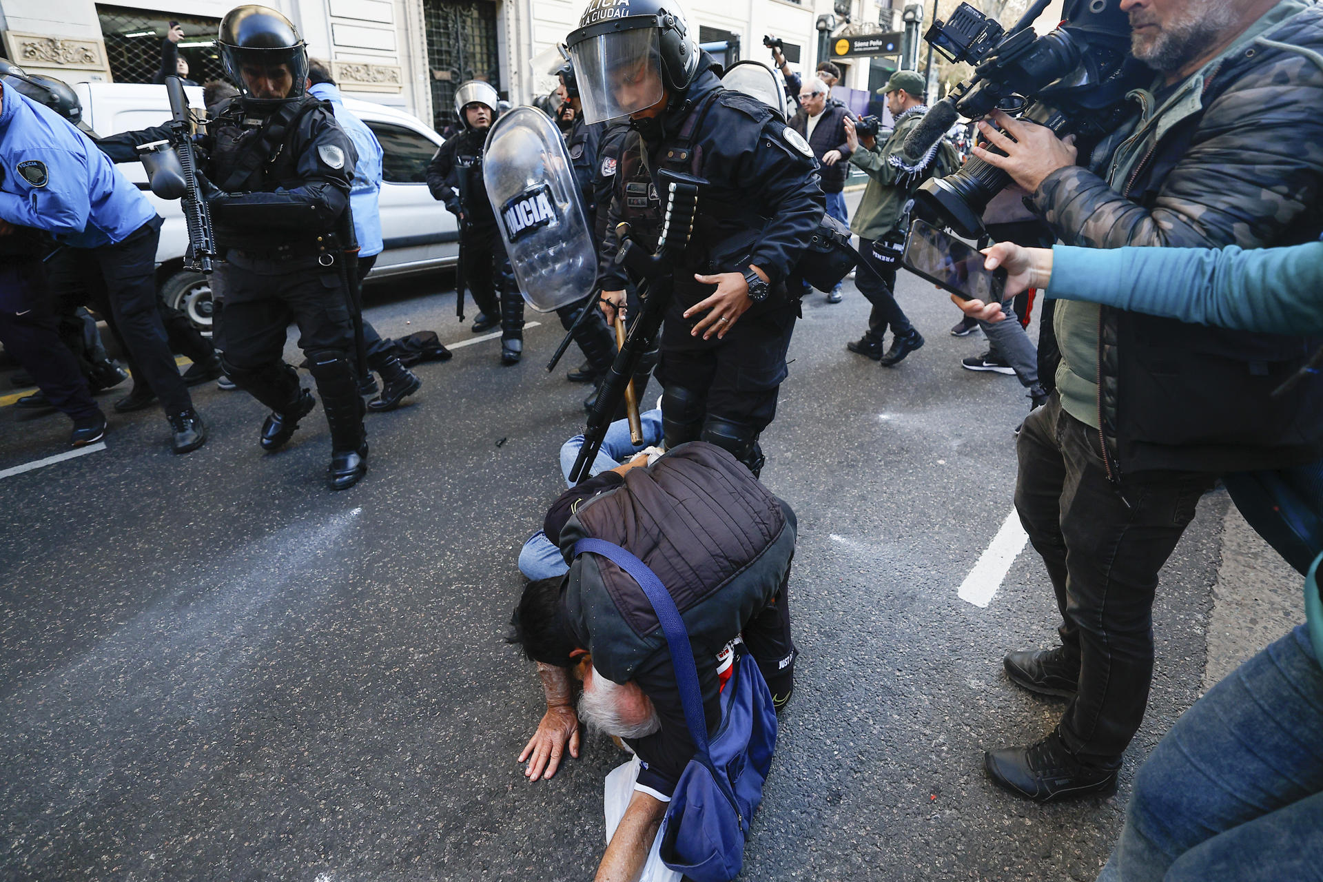 Integrantes de la Policía se enfrentan a manifestantes durante una protesta de jubilados este miércoles, en Buenos Aires (Argentina). EFE/ Juan Ignacio Roncoroni

