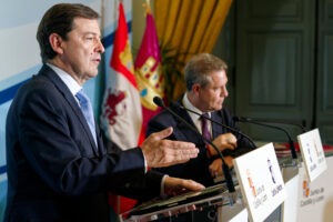 El presidente de la Junta de Castilla y León, Alfonso Fernández Mañueco (i), hace una declaración en presencia del presidente de Castilla-La Mancha, Emiliano García-Page (d), en el marco de la firman un convenio de colaboración en materia de asistencia sanitaria entre ambas comunidades., este miércoles en Arenas de San Pedro (Ávila). EFE/ Raúl Sanchidrián