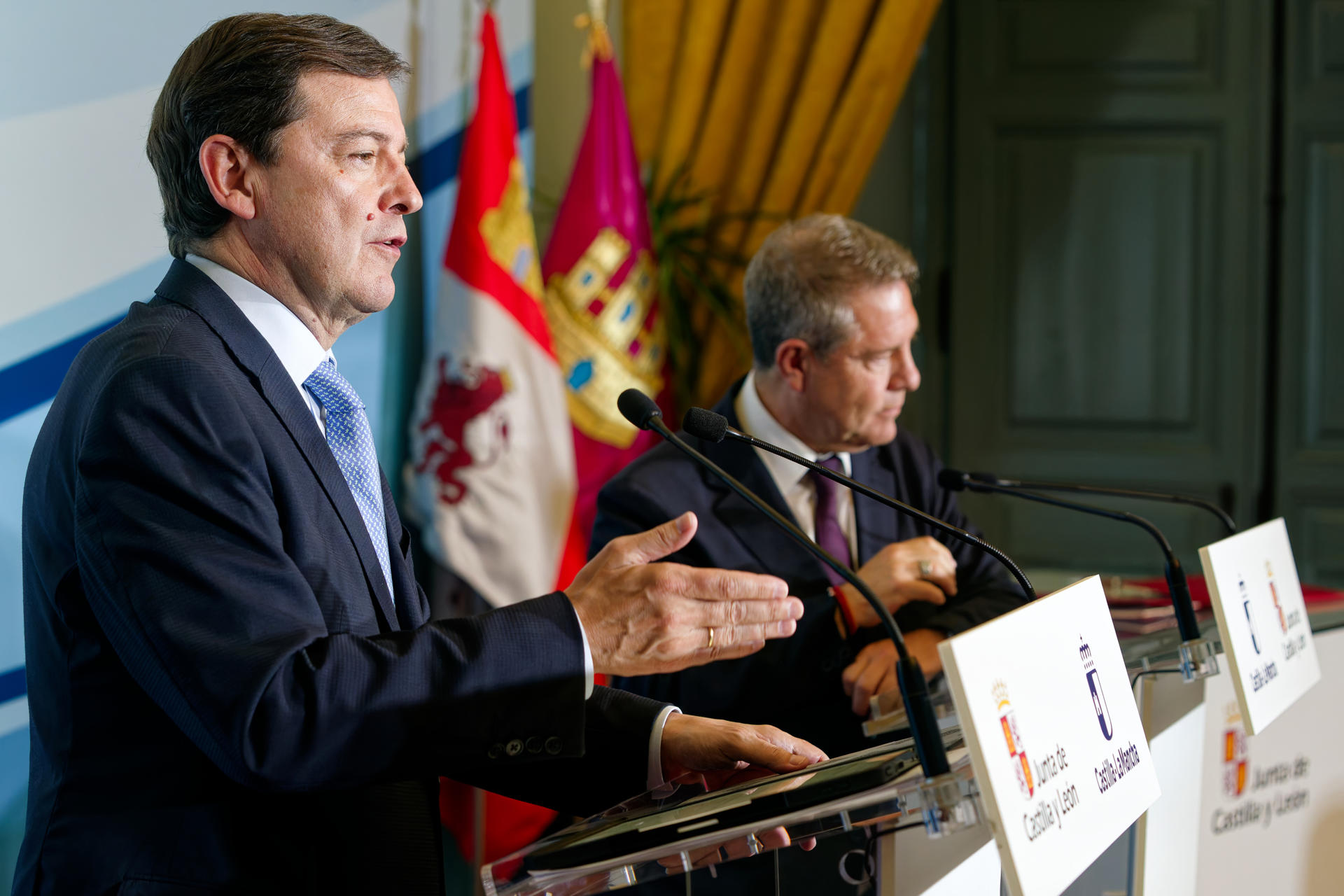 El presidente de la Junta de Castilla y León, Alfonso Fernández Mañueco (i), hace una declaración en presencia del presidente de Castilla-La Mancha, Emiliano García-Page (d), en el marco de la firman un convenio de colaboración en materia de asistencia sanitaria entre ambas comunidades., este miércoles en Arenas de San Pedro (Ávila). EFE/ Raúl Sanchidrián