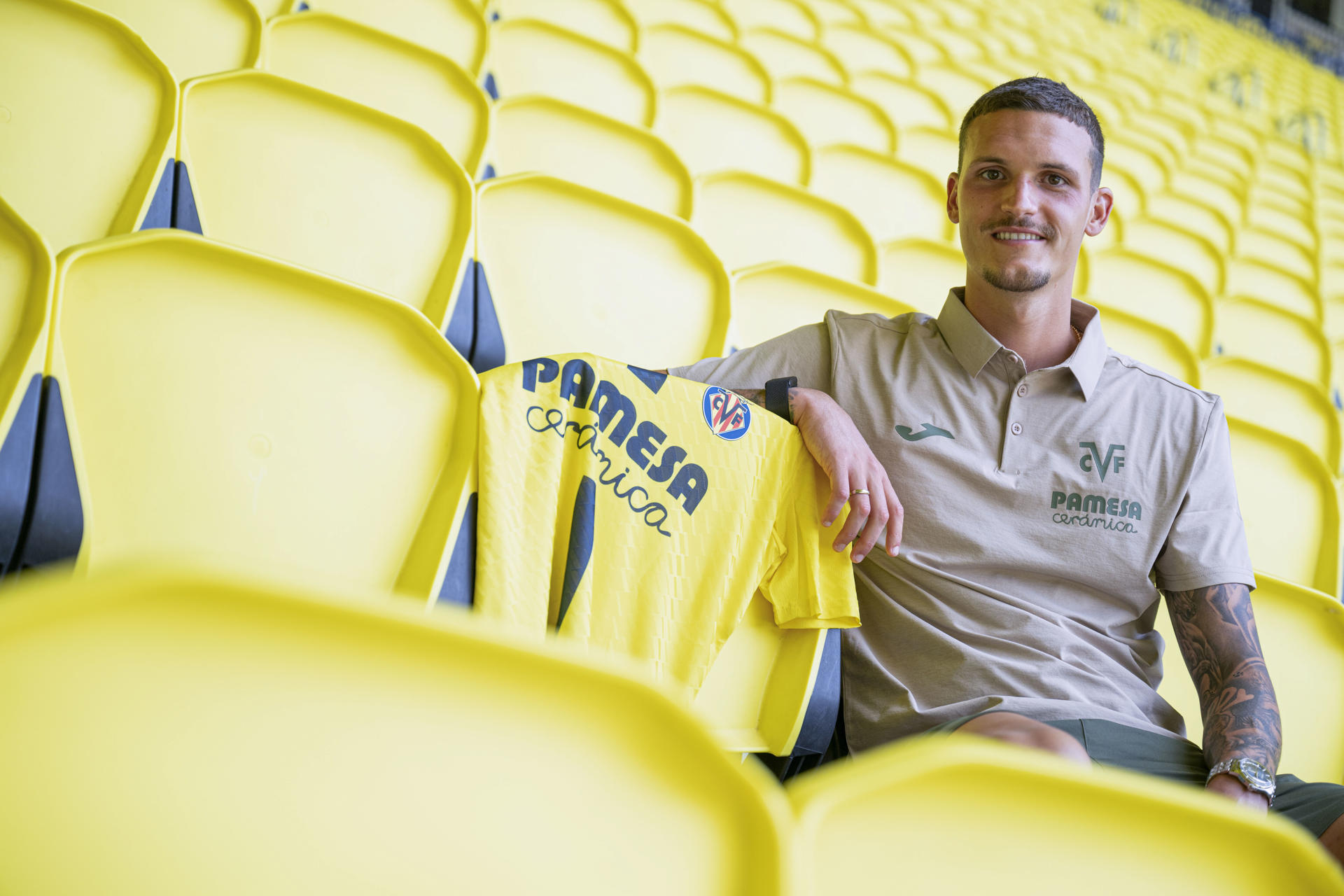 El defensa Rafa Marín posa con la camiseta del Villarreal donde jugará la próxima temporada, cedido por el Nápoles. EFE/Andreu Esteban