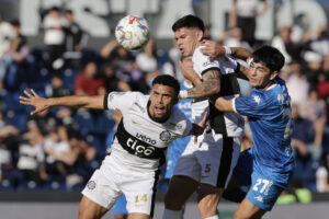 Gustavo Vargas (i) y Orlando Junior (c), de Olimpia, disputan el balón con Richard Prieto, de Nacional, en un partido del campeonato Clausura 2025 entre Olimpia y Club Nacional en el estadio Defensores del Chaco en Asunción (Paraguay). EFE/Juan Pablo Pino