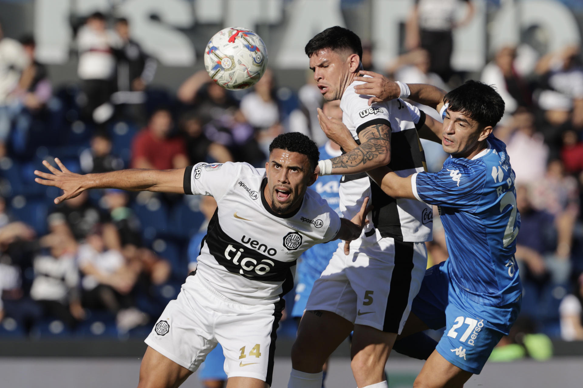 Gustavo Vargas (i) y Orlando Junior (c), de Olimpia, disputan el balón con Richard Prieto, de Nacional, en un partido del campeonato Clausura 2025 entre Olimpia y Club Nacional en el estadio Defensores del Chaco en Asunción (Paraguay). EFE/Juan Pablo Pino