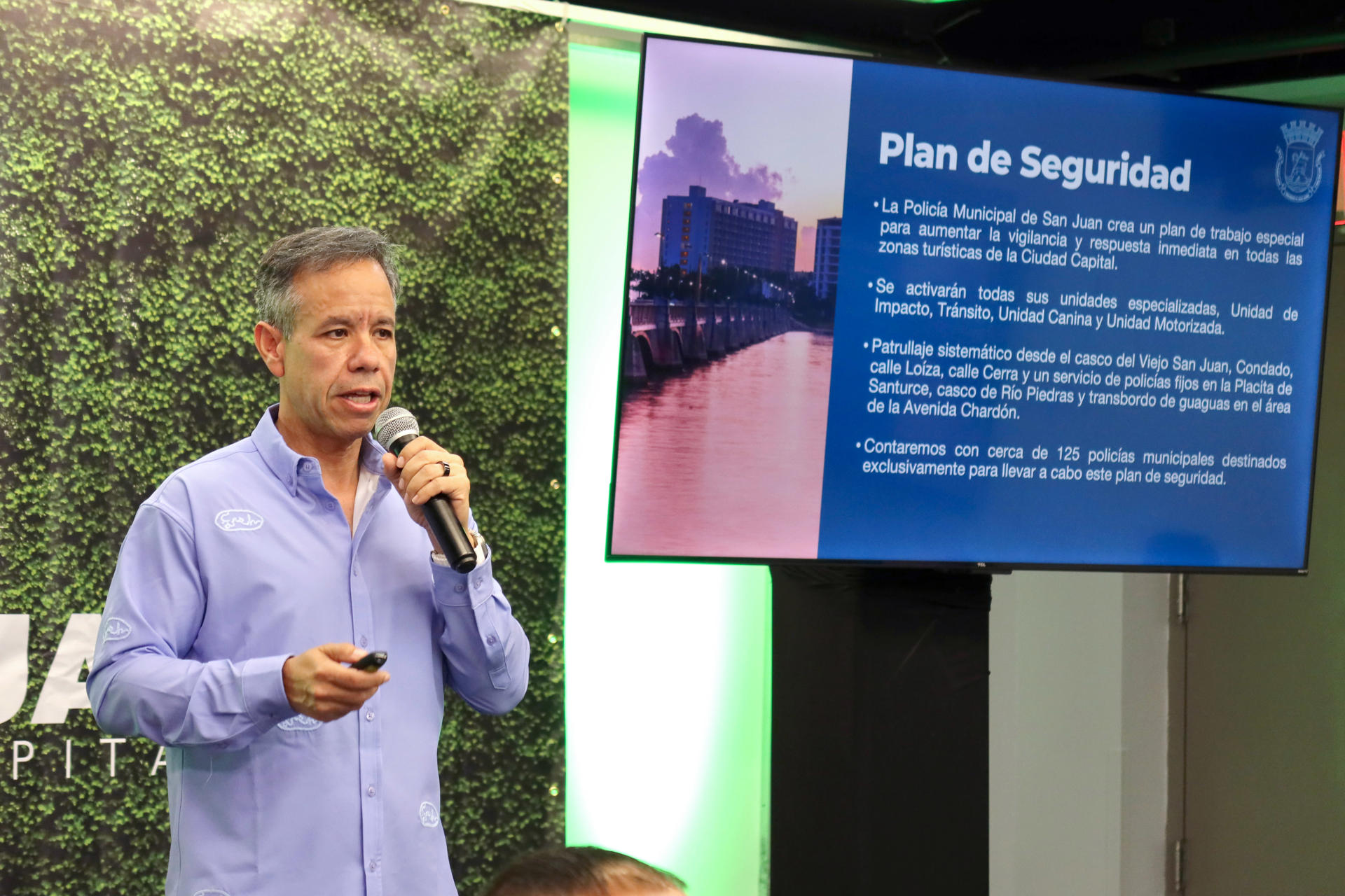 El alcalde de San Juan, Miguel Romero, habla durante una rueda de prensa sobre los planes de seguridad durante la residencia que ofrecerá Bad Bunny, que comprende 30 conciertos, este martes en San Juan (Puerto Rico). EFE/Jorge Muñiz