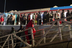 Imagen de archivo (28/06/2025) Salvamento Marítimo rescata a 85 personas, 76 hombres, 4 mujeres y 5 niños, de dos pateras que navegaban a unas 40 millas al sur de la isla de Fuerteventura. 
EFE/ Carlos De Saá