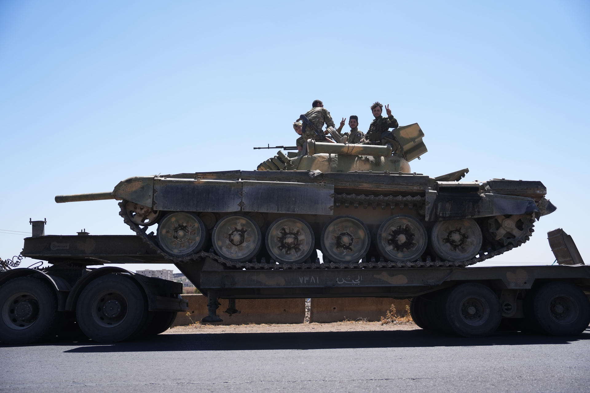 Un convoy del Ejército sirio este martes en la ciudad de Al Sueida, sur del país, rumbo a Damasco, después de que hoy entrara en vigor un alto el fuego para poner fin a dos días de choques con decenas de muertos. EFE/Yahya Nemah