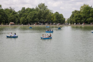 En la imagen de archivo, varias personas disfrutan del lago del Parque de El Retiro de Madrid, montados en sus barcas.EFE/ Mario Moron