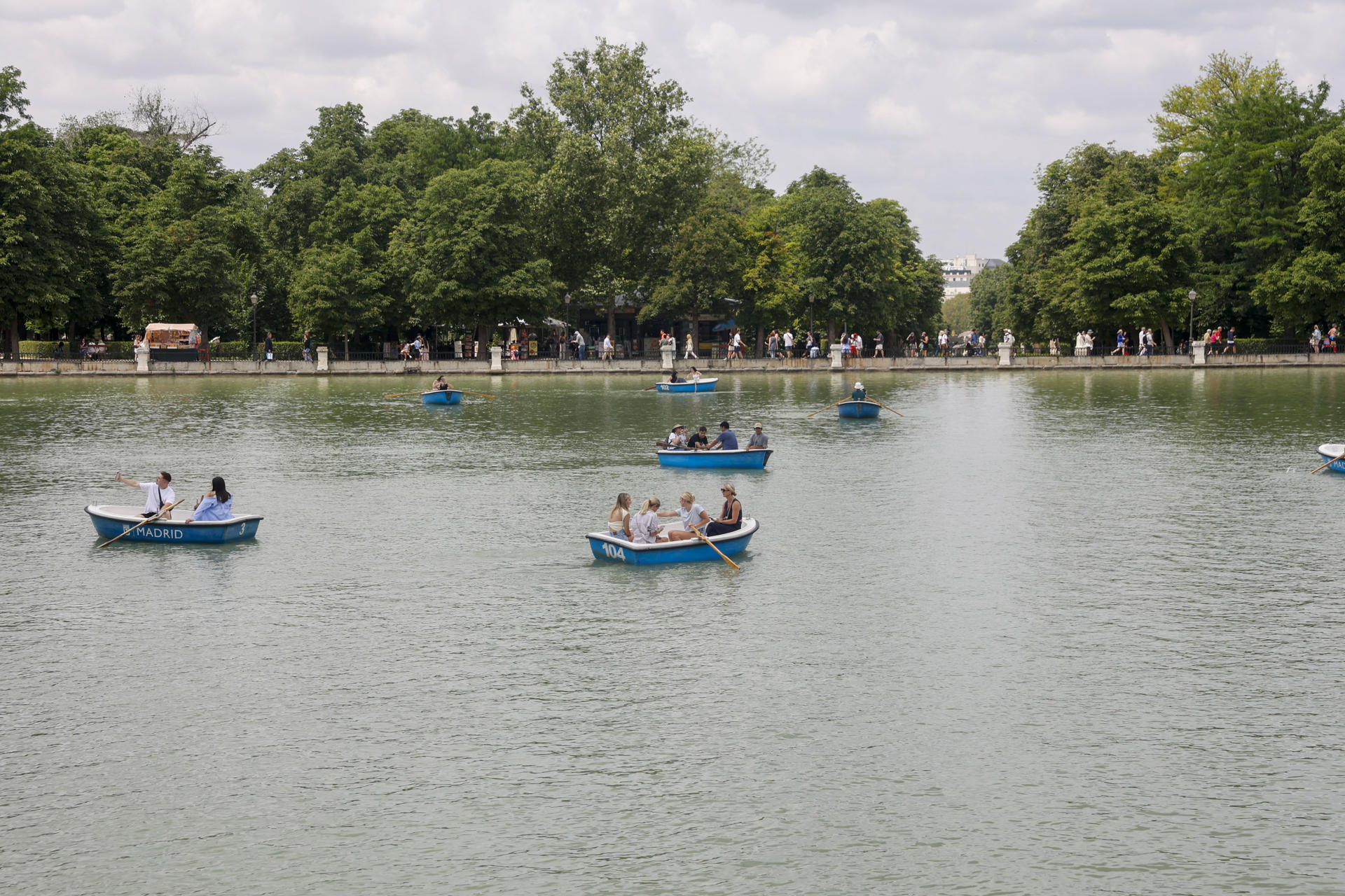 En la imagen de archivo, varias personas disfrutan del lago del Parque de El Retiro de Madrid, montados en sus barcas.EFE/ Mario Moron