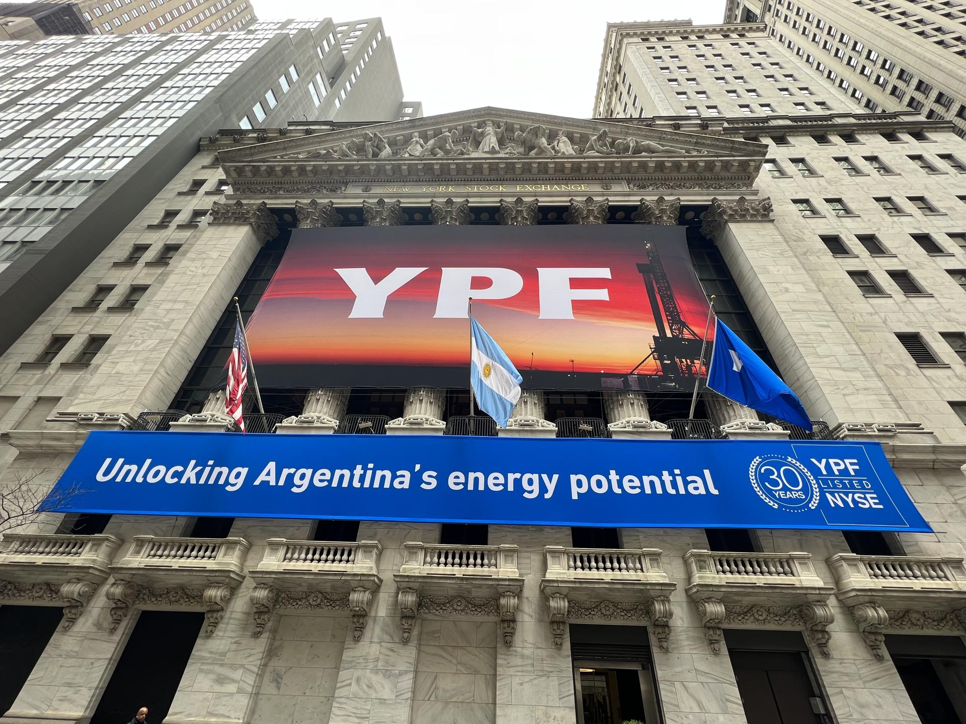 Fotografía de archivo que muestra una pancarta de la petrolera argentina YPF en la fachada de la bolsa de valores de Nueva York. EFE/Sarah Yáñez-Richards