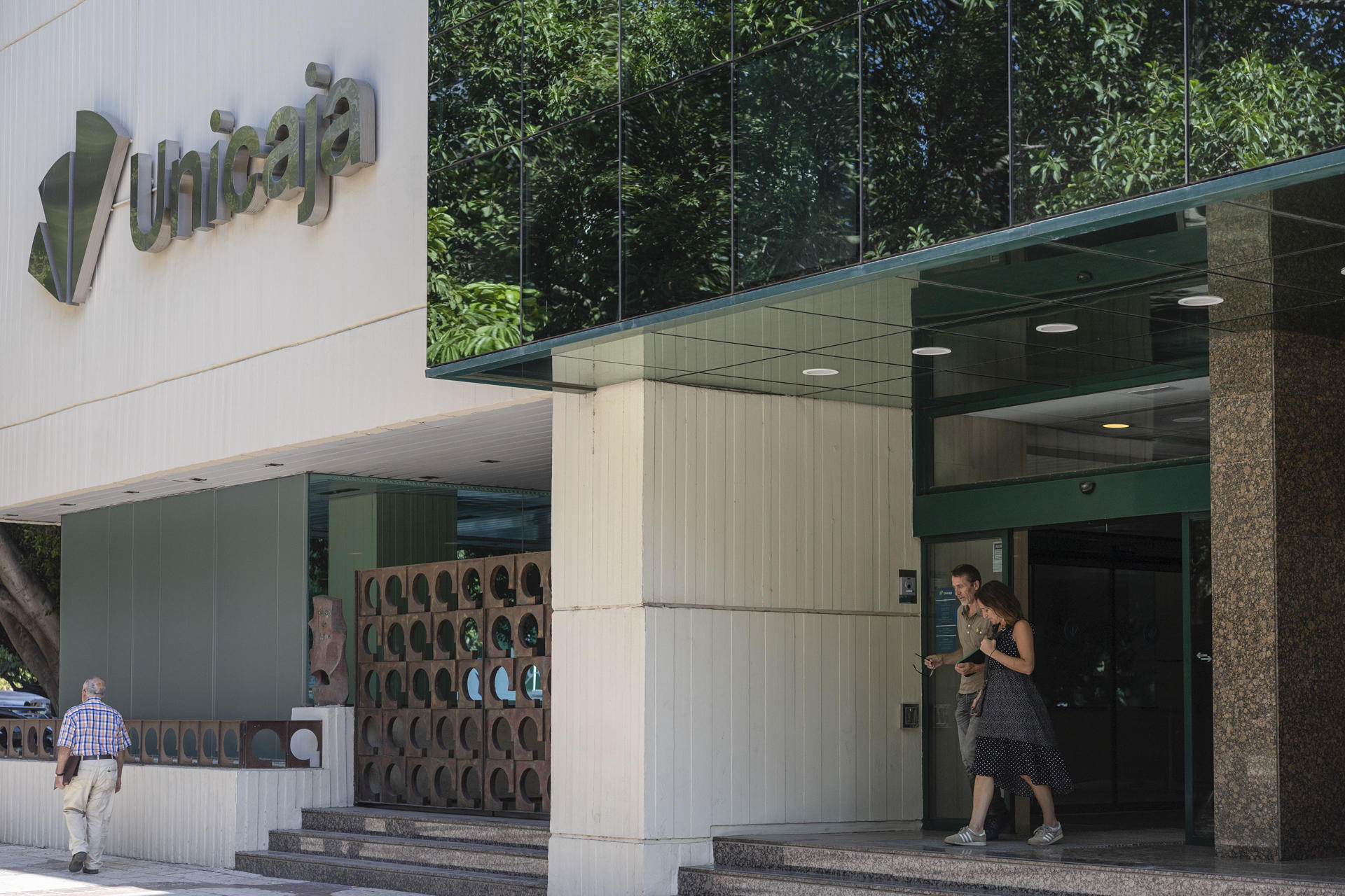 Vista de la sede central de Unicaja en Málaga este martes cuando esta entidad bancaria sube cerca del 6 % en Bolsa tras presentar sus resultados del primer semestre del año en los que ganó 338 millones de euros, un 14,8 % más que en el mismo periodo del año anterior. EFE/ Jorge Zapata
