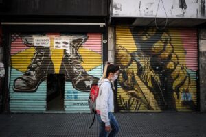 Personas caminan por una zona de ventas en la ciudad de Buenos Aires (Argentina), en una fotografía de archivo. EFE/Juan Ignacio Roncoroni