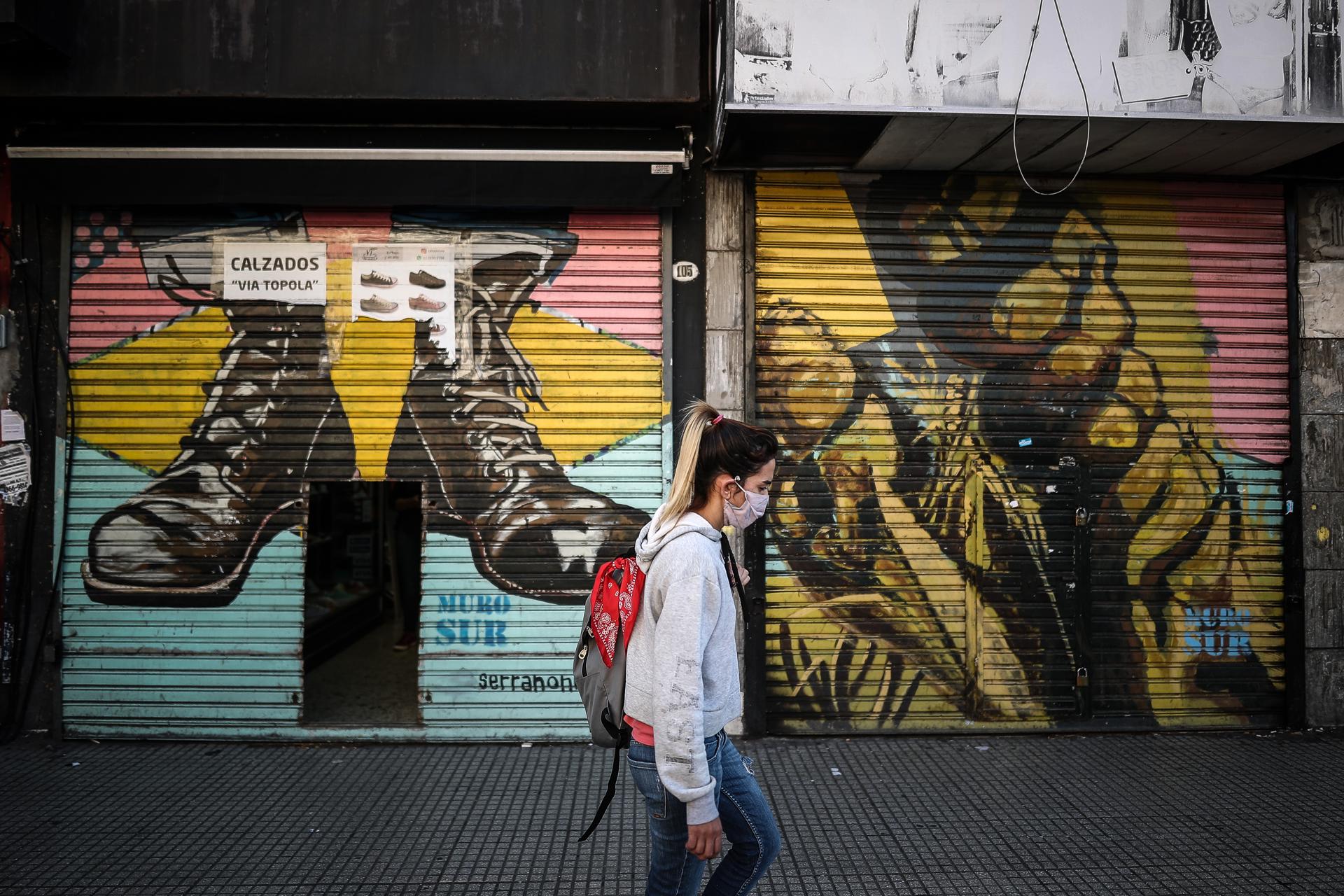 Personas caminan por una zona de ventas en la ciudad de Buenos Aires (Argentina), en una fotografía de archivo. EFE/Juan Ignacio Roncoroni