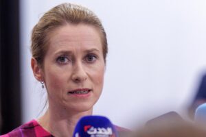 Vicepresidenta de la Comisión Europea y Alta Representante de la Unión Europea para Asuntos Exteriores y Política de Seguridad, Kaja Kallas, habla con los medios a su llegada a una reunión de ministros de Asuntos Exteriores palestinos e israelíes en el marco de la Reunión Ministerial de la UE con los Países del Sur del Mediterráneo en el Consejo de la UE en Bruselas, Bélgica, 14 de julio de 2025. (Bélgica, Bruselas) EFE/EPA/OLIVIER MATTHYS