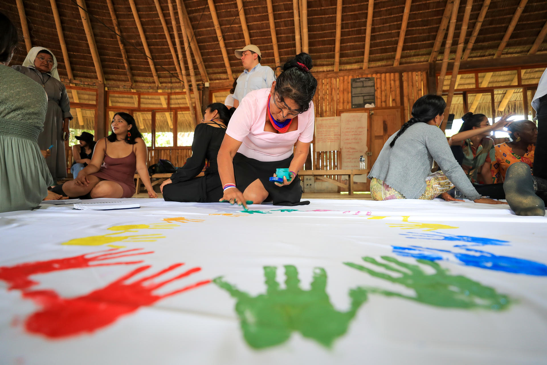 Fotografía tomada el pasado 28 de junio de un grupo de mujeres al pitar un telar, durante el primer Encuentro de Mujeres Juristas que defienden la Amazonia y Defensoras Indígenas de la Selva, en Sarayaku (Ecuador). EFE/José Jácome