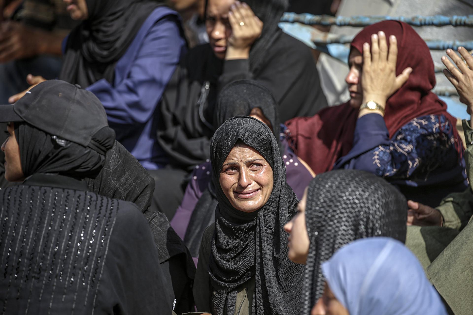Mujeres palestinas lloran durante el funeral de sus familiares en el hospital Al-Shifa después de un ataque aéreo israelí en la ciudad de Gaza, en una imagen del 15 de julio de 2025. EFE/EPA/MOHAMMED SABER