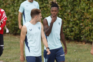 Nico Williams (d) y Robert Navarro (i) durante el entrenamiento que el Athletic de Bilbao ha celebrado en sus instalaciones de Lezama (Bizkaia). EFE/ Miguel Toña