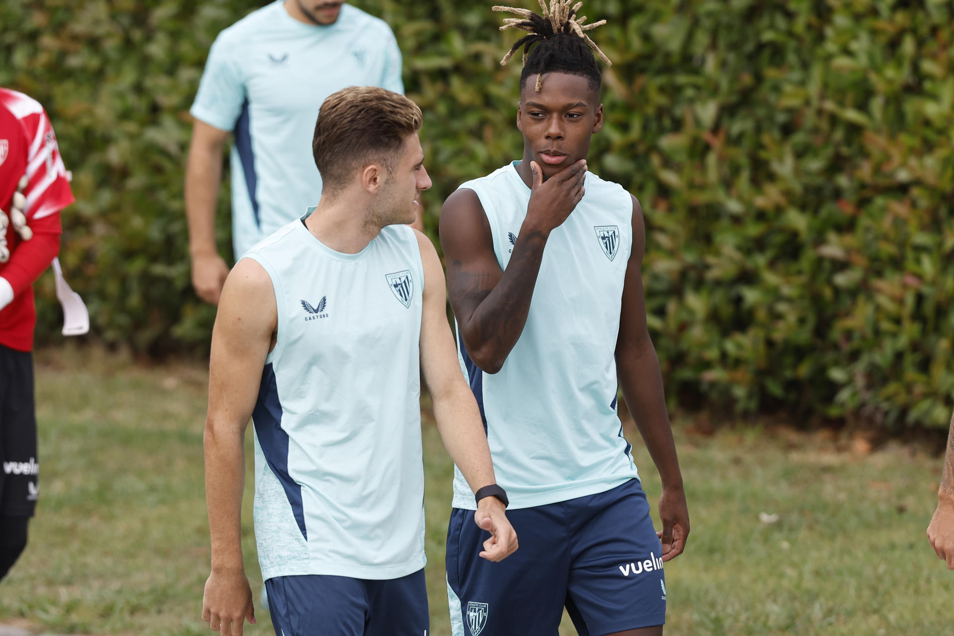 Nico Williams (d) y Robert Navarro (i) durante el entrenamiento que el Athletic de Bilbao ha celebrado en sus instalaciones de Lezama (Bizkaia). EFE/ Miguel Toña