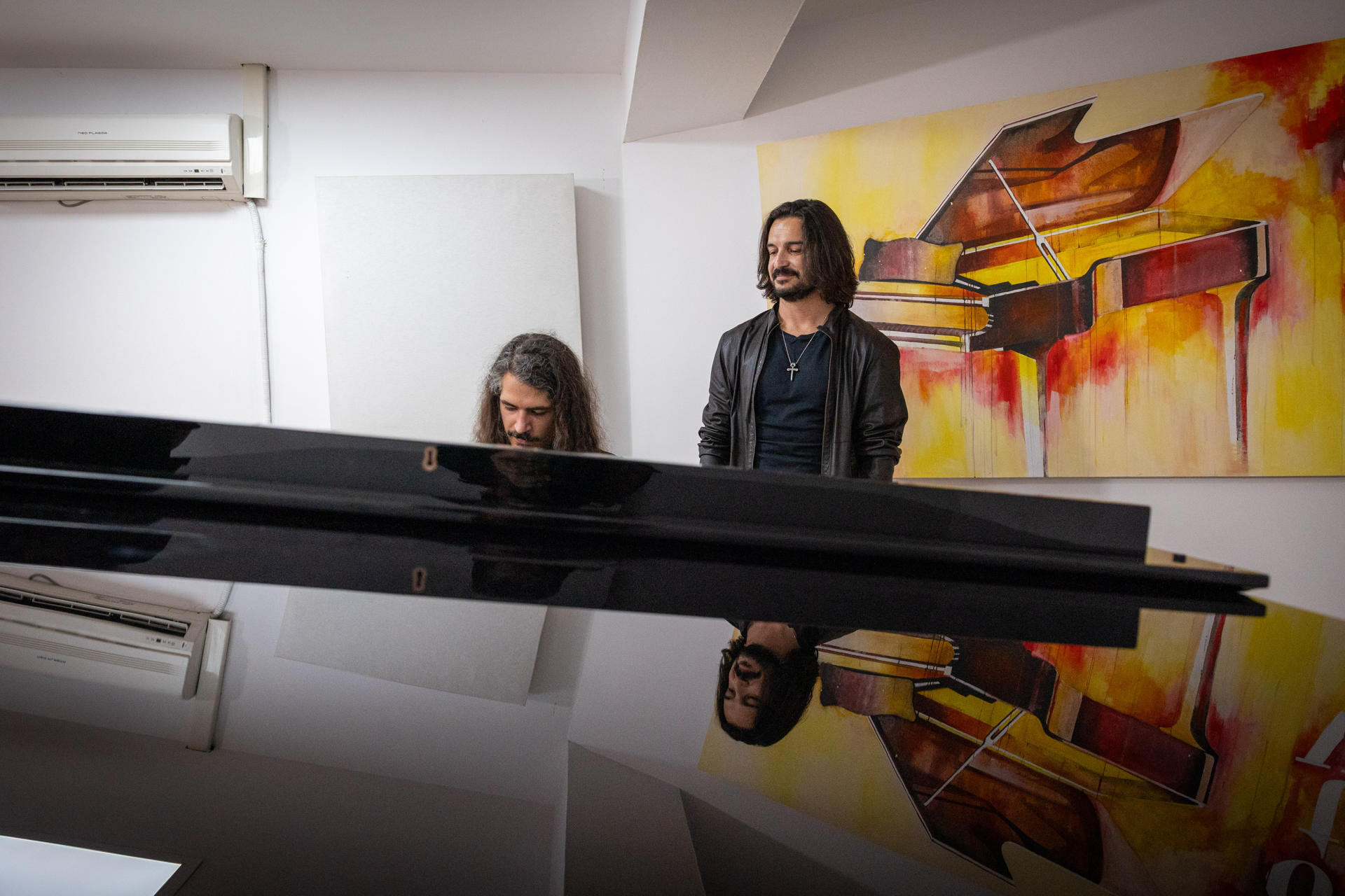 A caballo entre México, EE.UU. y España, con muchas paradas en otros países europeos, el grupo madrileño Black Maracas ha retocado -para bien- el sonido tradicional del rock hispano para adentrarse en un sonido difícil de etiquetar, pero fácil de atender para quienes quieren ampliar su cultura musical. EFE/ Jero Morales
