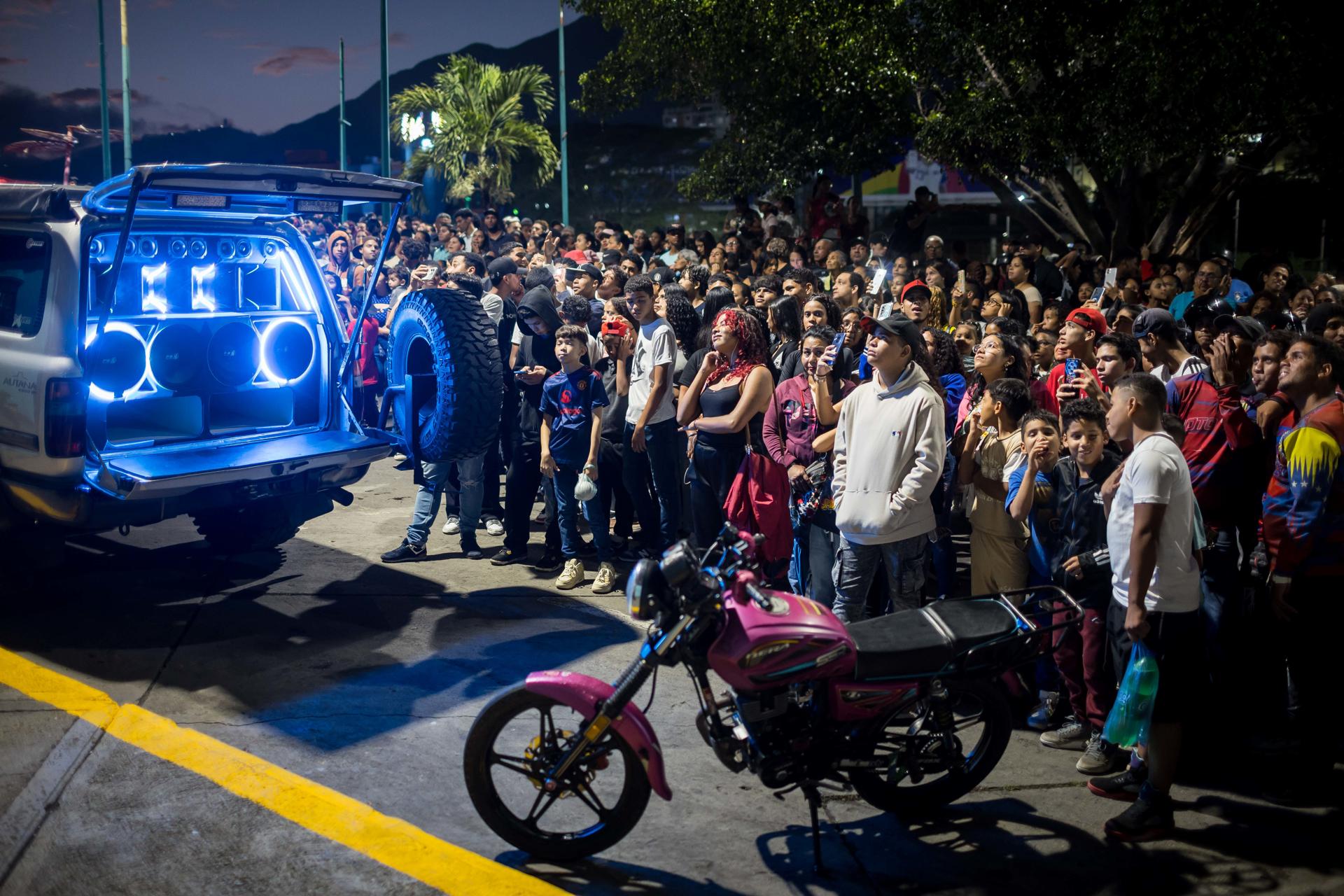 Personas participan en la actividad 'Ruta del Terror´este miércoles, en la zona colonial de Petare, en Caracas (Venezuela). EFE/ Miguel Gutiérrez