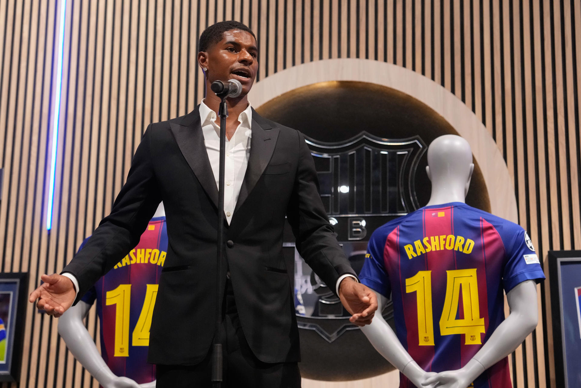 El delantero internacional inglés Marcus Rashford comparece este miércoles en un acto con la prensa organizada por el Barcelona en la tienda oficial del Spotify Camp Nou, después de que el equipo azulgrana anunciara su fichaje. EFE/ Enric Fontcuberta