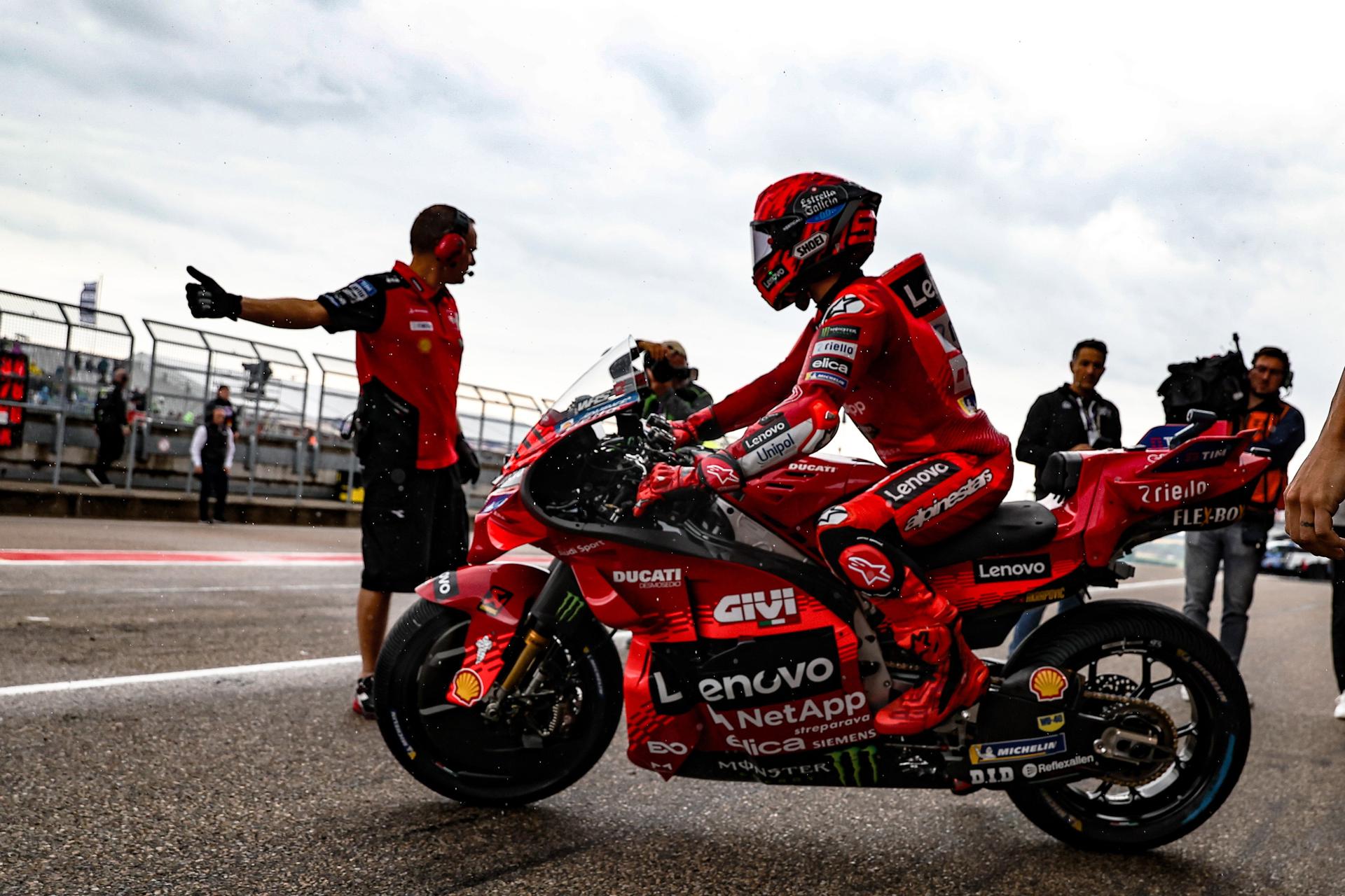 El piloto español de MotoGP Marc Márquez (Ducati Lenovo) durante los entrenamientos libres, este sábado, para el Gran Premio de Motociclismo de Alemania en el circuito de Sachsenring. EFE/Filip Singer