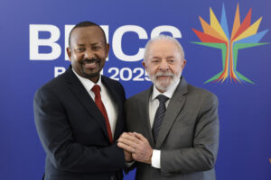 El presidente de Brasil Luiz Inácio Lula da Silva (d) saluda al primer ministro etíope Abiy Ahmed Ali, durante una reunión este sábado en el Fuerte de Copacabana en Río de Janeiro (Brasil). Lula reafirmó en la apertura del Foro Empresarial del BRICS, el papel estratégico del bloque en la economía global y su compromiso con un modelo de desarrollo más justo, verde e inclusivo. EFE/ André Coelho