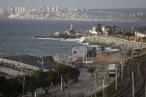 Fotografía de la costa durante la alerta de tsunami este miércoles, en Valparaíso (Chile). EFE/ Adriana Thomasa