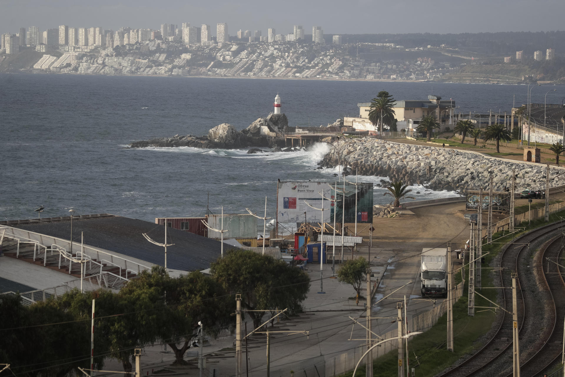 Fotografía de la costa durante la alerta de tsunami este miércoles, en Valparaíso (Chile). EFE/ Adriana Thomasa