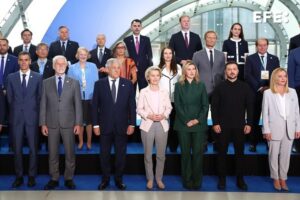 Foto de familia del presidente del Gobierno, Pedro Sánchez (i), junto a la presidenta de la Comisión Europea, Ursula von der Leyen (c); presidente de Ucrania, Volodímir Zelenski (2d), y la primera ministra italiana, Giorgia Meloni, entre otros líderes asistentes a la cumbre para la reconstrucción de Ucrania, este jueves en Roma. EFE/ Pool Moncloa/Fernando Calvo/SOLO USO EDITORIAL/SOLO DISPONIBLE PARA ILUSTRAR LA NOTICIA QUE ACOMPAÑA (CRÉDITO OBLIGATORIO)