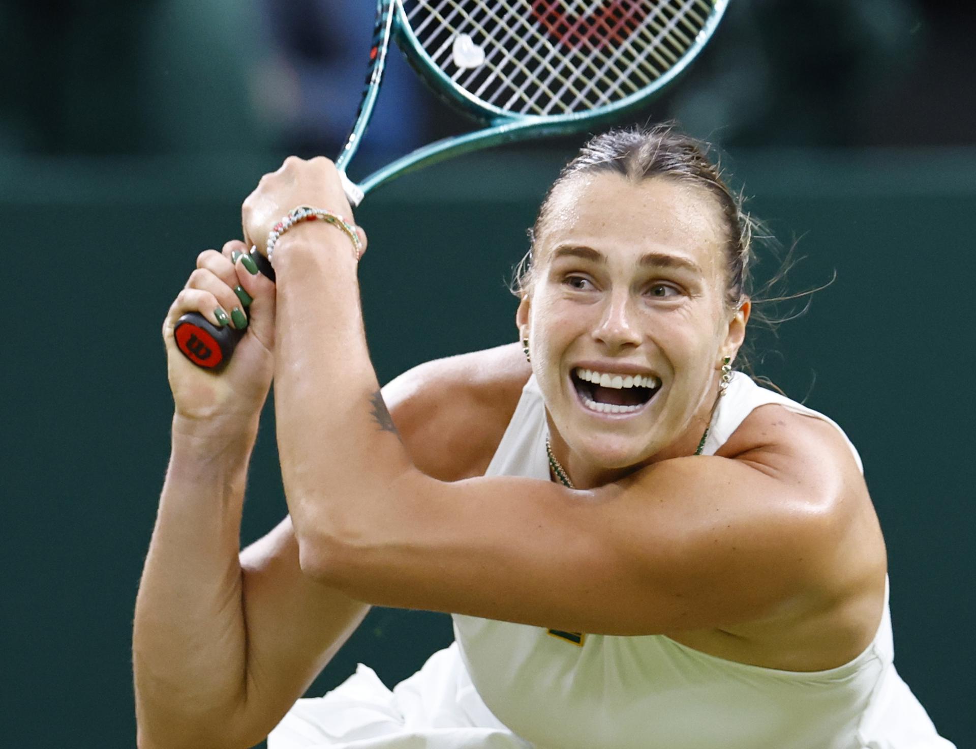 La bielorrusa Aryna Sabalenka en acción durante su partido contra la británica Emma Raducanu en la tercera ronda de Wimbledon (Tenis, Bielorrusia, Reino Unido) EFE/EPA/TOLGA AKMEN