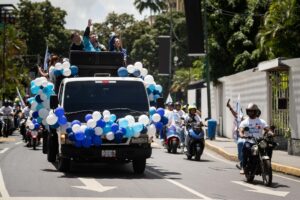 El alcalde del municipio caraqueño de Chacao, el opositor Gustavo Duque (c), saluda junto a su esposa, Vanessa Bachrich, durante su campaña electoral este viernes, en Caracas (Venezuela). EFE/ Ronald Peña R
