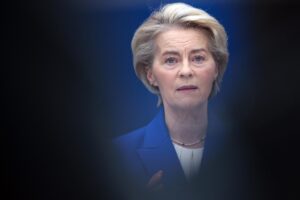 Imagen de archivo de la presidenta de la Comisión Europea, Ursula von der Leyen, en conferencia de prensa . EFE/EPA/OLIVIER MATTHYS