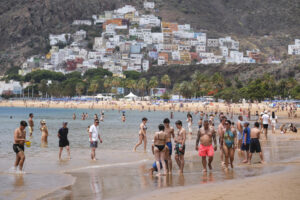 Imagen de archivo de la playa de Las Teresitas en Santa Cruz de Tenerife. EFE/Alberto Valdés