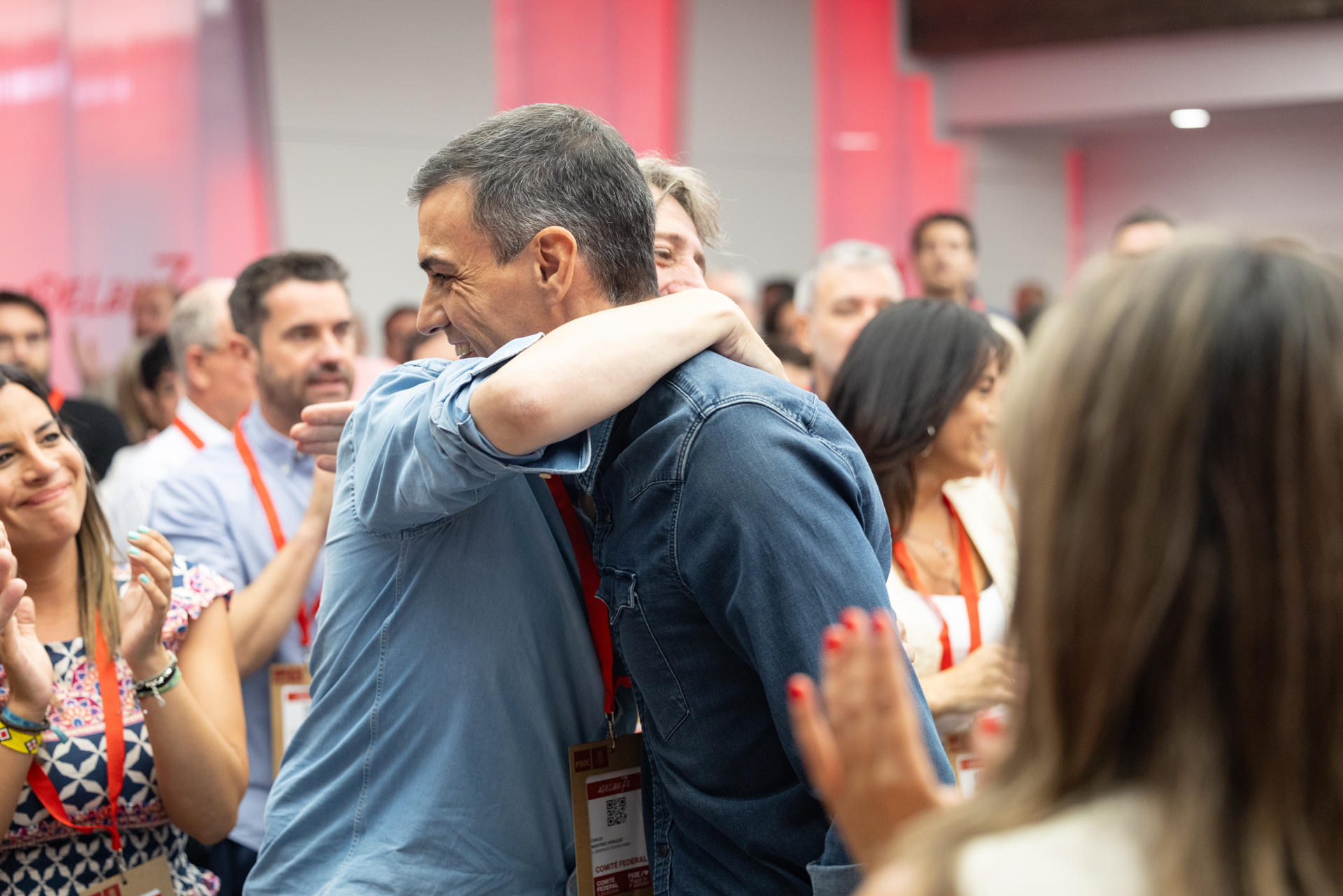 El secretario general del PSOE y presidente del Gobierno, Pedro Sánchez (d), saluda al secretario general del PSOE de Castilla y León, Carlos Martínez, durante el Comité Federal del partido este sábado, en la sede del partido en la madrileña calle de Ferraz. EFE/ Eugenia Morago PSOE SOLO USO EDITORIAL SOLO DISPONIBLE PARA ILUSTRAR LA NOTICIA QUE ACOMPAÑA (CRÉDITO OBLIGATORIO)