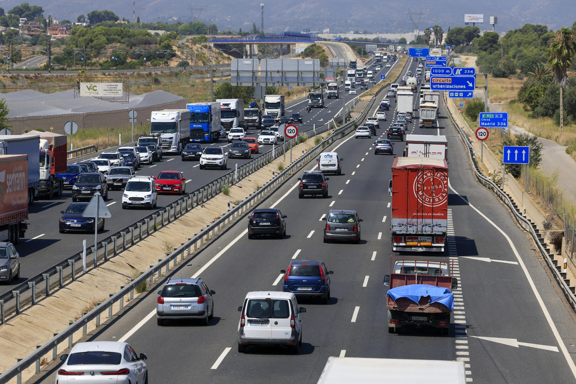 VALÈNCIA, 31/07/2025.- Tráfico en la salida de Valencia en la A3 este jueves, en el que se inicia la operación salida de las vacaciones de agosto. EFE/ Kai Forsterling
