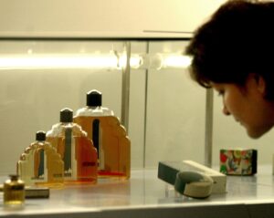 Imagen de archivo (25/11/03) de una joven contemplndo algunos de los perfumes que se exhiben en la exposición "Myrurgia 1916-1936, Belleza y Glamour", en la que se muestra una selección de cerca de 200 obras del fondo artístico de esta emblemática empresa de perfumes, dirigida desde 1916 por el escultor noucentista Esteve Monegal. EFE/Julián Martín