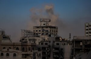 El humo se eleva al cielo gazatí tras un bombardeo de Israel. EFE/EPA/MOHAMMED SABER