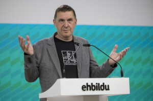 Imagen de archivo (03/07/2025) del coordinador general de EH Bildu, Arnaldo Otegi, en San Sebastián al presentar un análisis de la situación política. EFE/Javier Etxezarreta