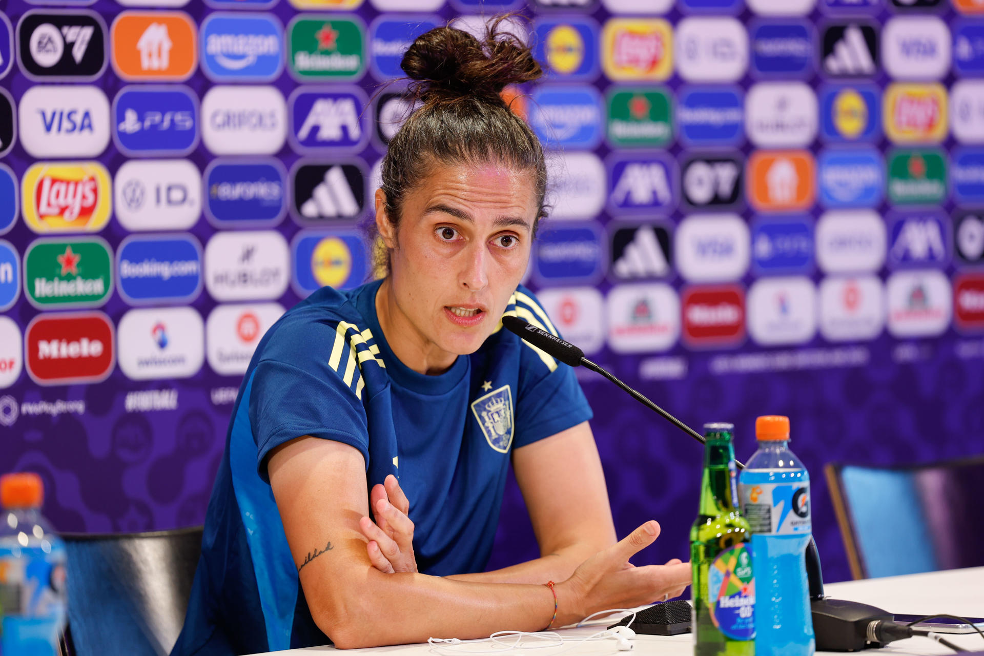 La seleccionadora de la selección española, Montse Tomé, ofrece una rueda de prensa este miércoles en Berna (Suiza), previa al primer partido de grupos que disputan las españolas mañana ante Portugal en el marco de la Eurocopa Femenina 2025. EFE/ Ana Escobar