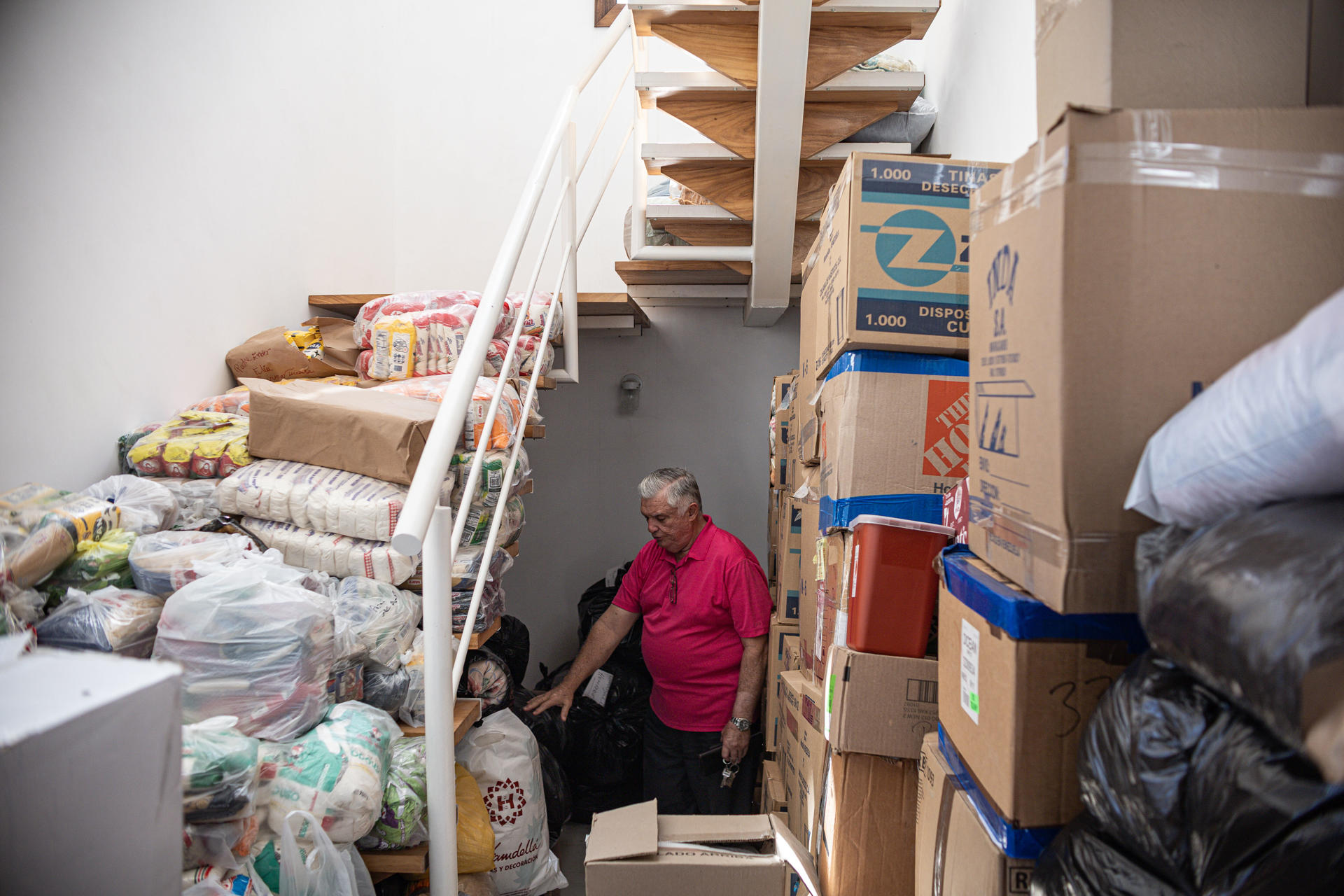 Una persona organiza donaciones para los afectados por las fuertes lluvias este lunes, en Maracaibo (Venezuela). EFE/ Miguel Gutiérrez
