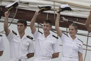 El buque escuela Juan Sebastián de Elcano, con la princesa Leonor entre los 76 guardiamarinas que lleva a bordo, ha partido este lunes de Gijón para poner rumbo a Galicia, donde dentro de unos días finalizará el crucero de instrucción que inició el pasado mes de enero. EFE/Paco Paredes