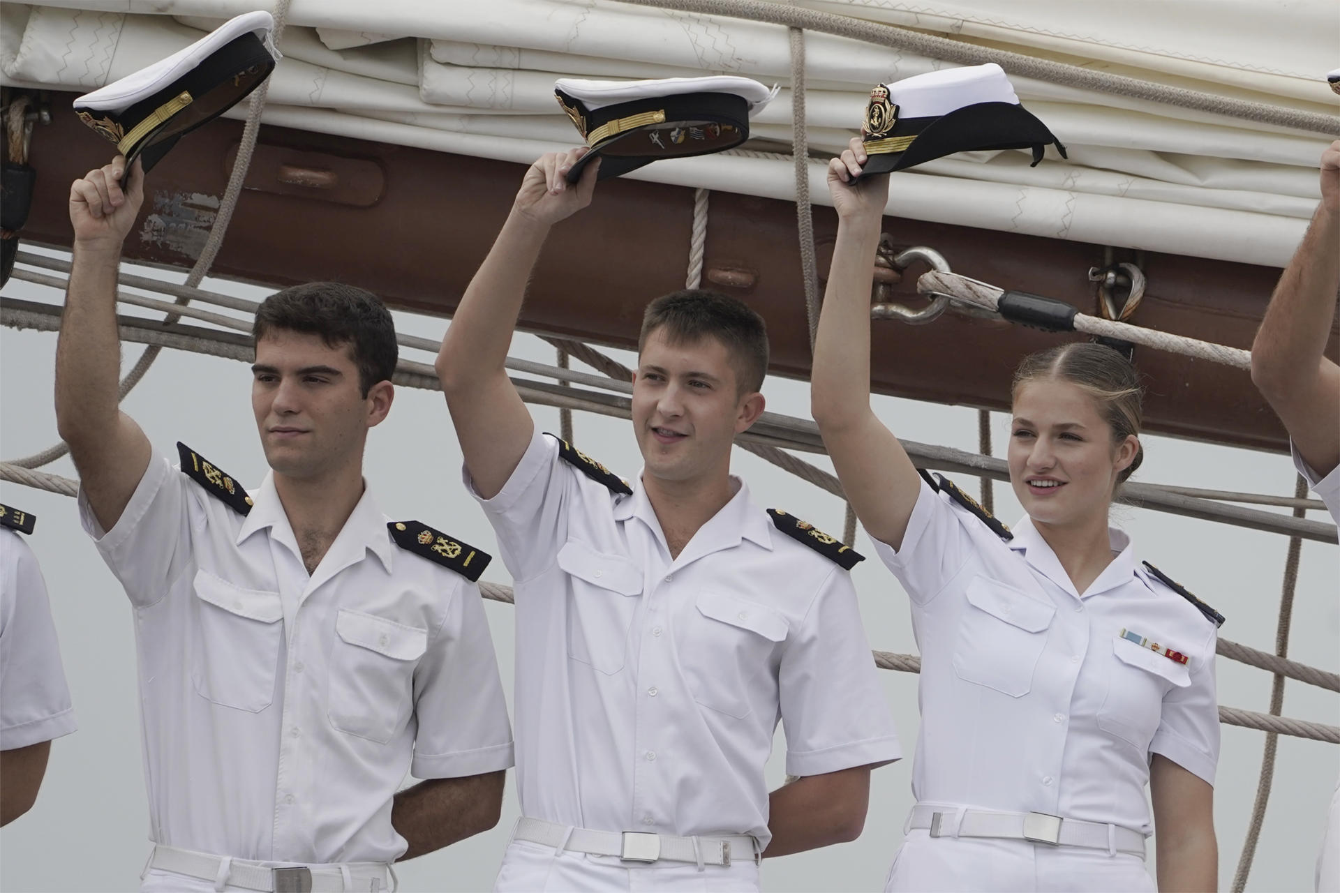 El buque escuela Juan Sebastián de Elcano, con la princesa Leonor entre los 76 guardiamarinas que lleva a bordo, ha partido este lunes de Gijón para poner rumbo a Galicia, donde dentro de unos días finalizará el crucero de instrucción que inició el pasado mes de enero. EFE/Paco Paredes