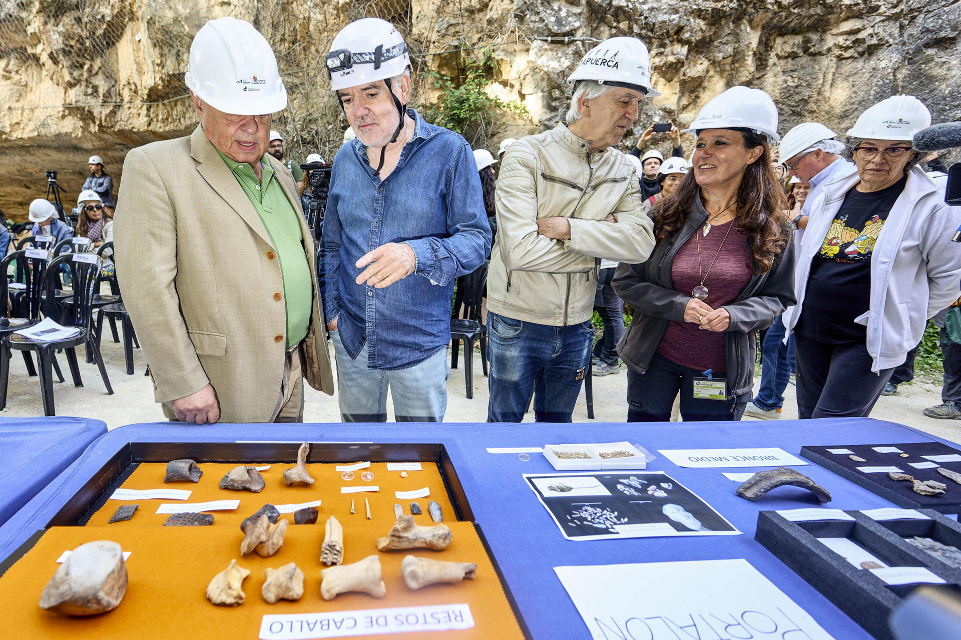 El consejero de Cultura, Turismo y Deporte de la Junta de Castilla y León, Gonzalo Santonja (i) con los codirectores de los yacimientos, José Miguel Carretero (2i), Juan Luis Arsuaga (2d) y María Martinón, en el balance de la campaña de excavaciones de Atapuerca. EFE/ Santi Otero
