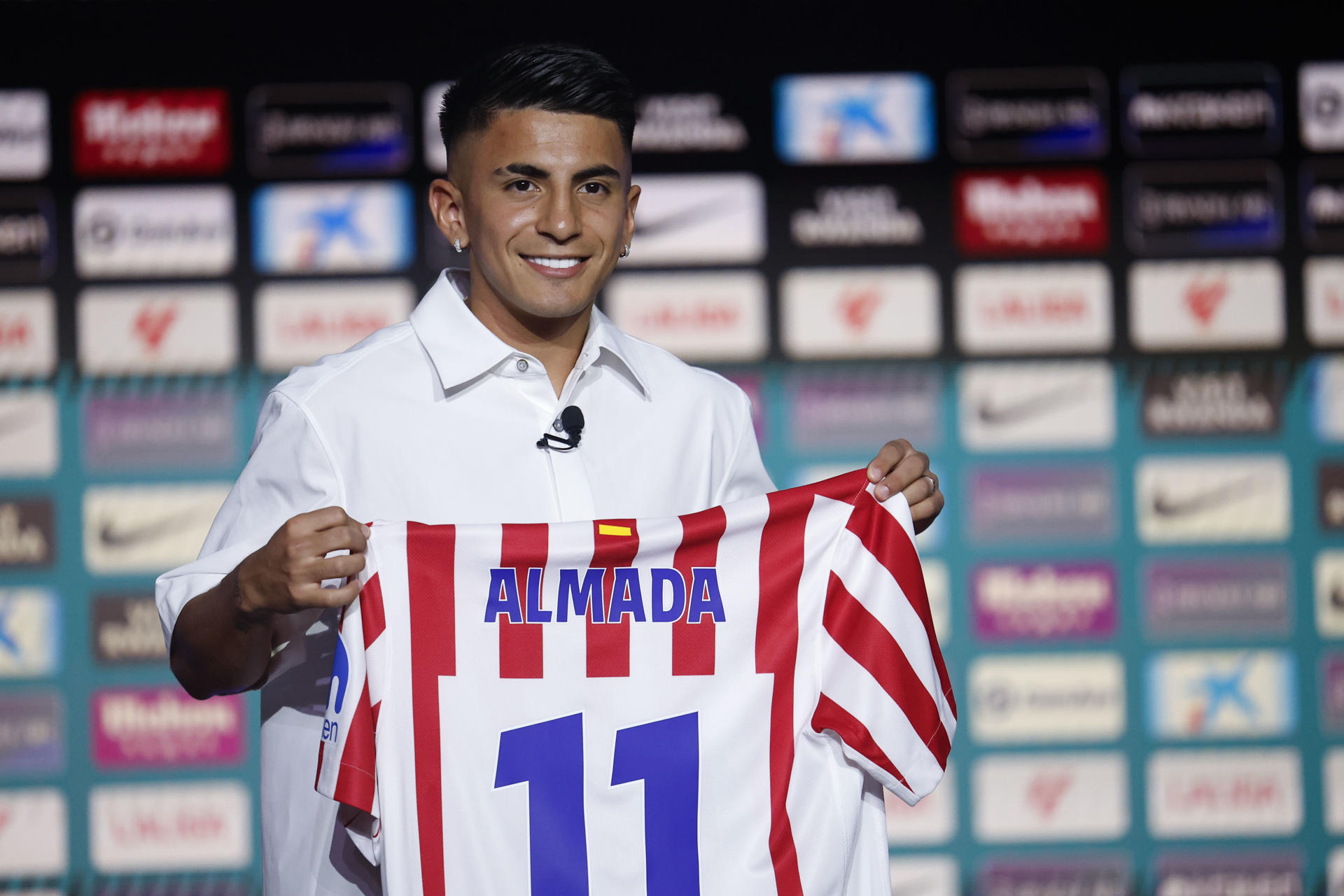El delantero argentino Thiago Almada durante su presentación como nuevo jugador del Atlético de Madrid en el estadio Metropolitano de Madrid. EFE/ Chema Moya