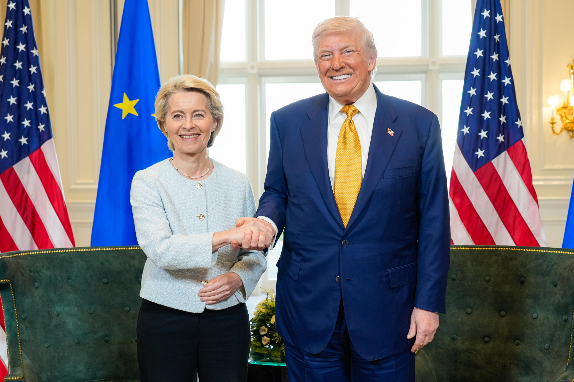 Fotografía cedida por la Comisión Europea que muestra a la presidenta de la Comisión Europea, Ursula von der Leyen (i), posando junto al presidente de Estados Unidos, Donald Trump, este domingo, en Turnberry (Reino Unido). Estados Unidos y la Unión Europea alcanzaron un acuerdo arancelario que fija un gravamen del 15 % a productos europeos y contempla compras comunitarias de energía y equipamiento militar estadounidense, lo que permite evitar una guerra comercial a partir del 1 de agosto. EFE/ Fred Guerdin / Comisión Europea/ SOLO USO EDITORIAL/NO VENTAS/ SOLO DISPONIBLE PARA ILUSTRAR LA NOTICIA QUE ACOMPAÑA (CRÉDITO OBLIGATORIO)