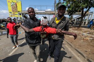 NAIROBI (Kenya), 07/07/2025.- An injured protester is assisted after being shot with a rubber bullet by anti-riot police during anti-government protests on Saba Saba day (or Seven-Seven in Swahili language) in Nairobi, Kenya, 07 July 2025. Nairobi’s Central Business District remained on a lockdown as most business owners hired counter-protesters armed with clubs to protect their business from looters as police used tear gas and rubber bullets to disperse hundreds of protestors in the outskirts of Nairobi during the protest. The Saba Saba Day commemorates protests and government crackdown on a multi-party democracy movement in Kenya in the 1990s. (Protestas, Kenia) EFE/EPA/DANIEL IRUNGU WARNING GRAPHIC CONTENT